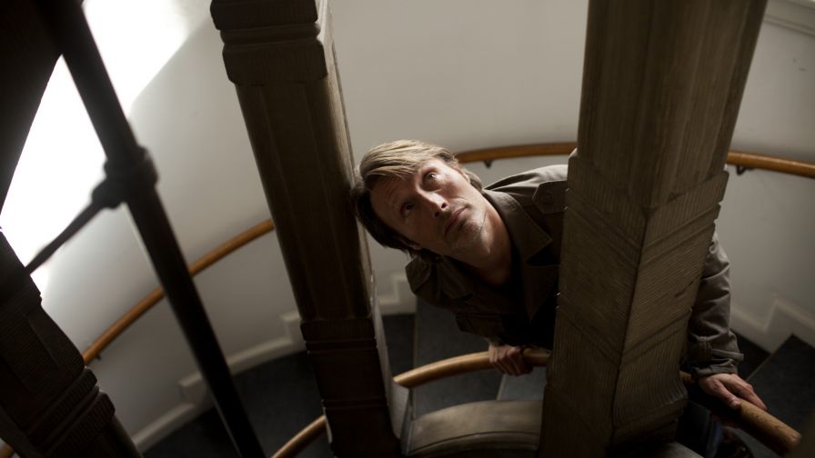 Mads Mikkelsen stairs